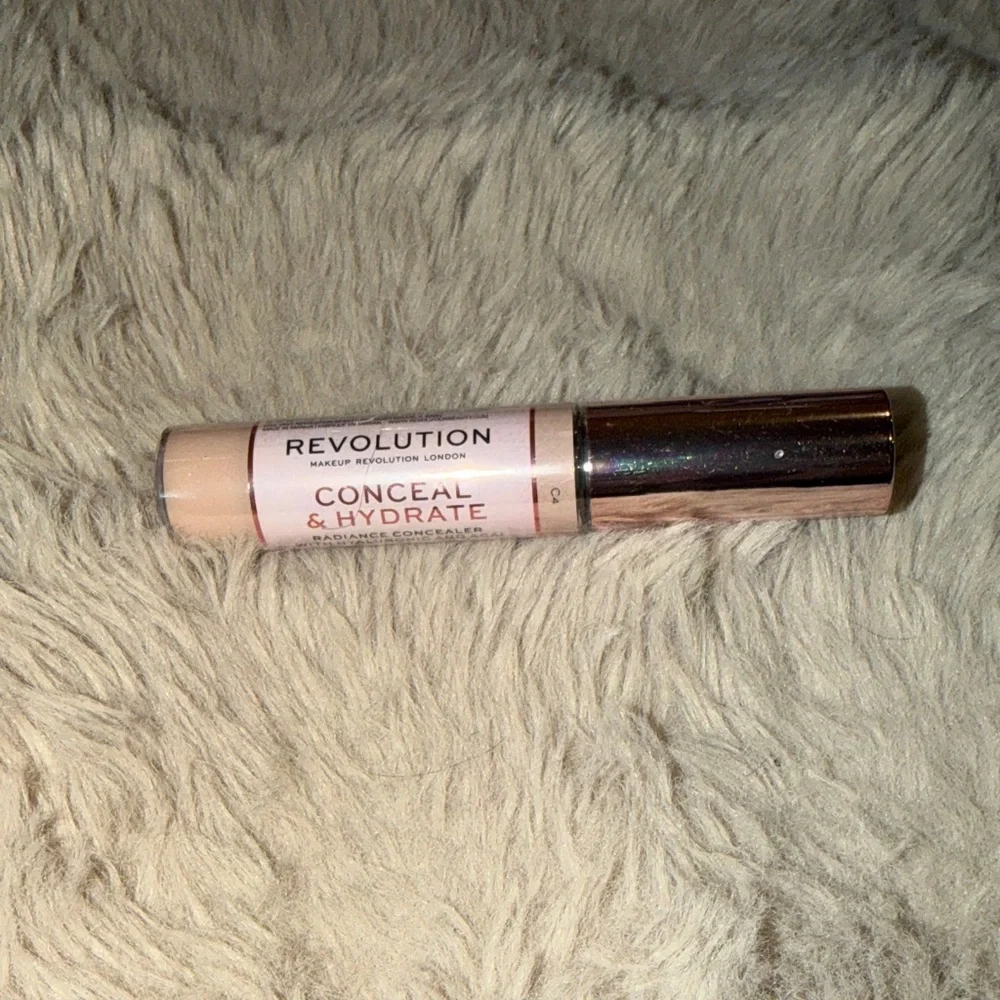 New Revolution Conceal & Hydrate Radiance Concealer - Cream